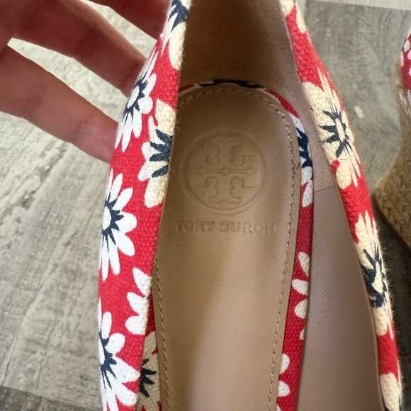 NEW Tory Burch Dory Red Floral Canvas Peep Toe Wedge Heels Size 8.5 - Picture 2 of 5